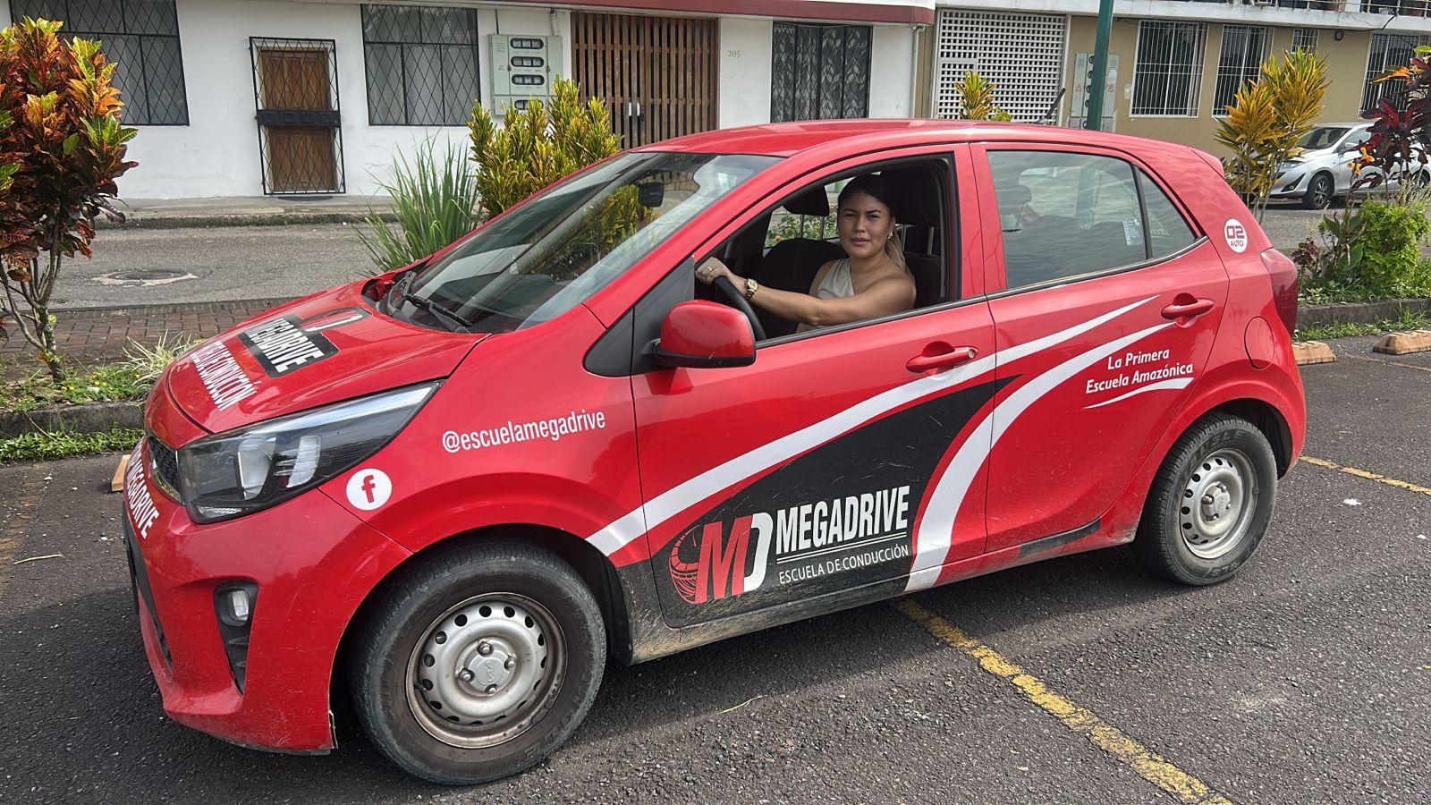 Alumna practicando con un auto de MEGADRIVE